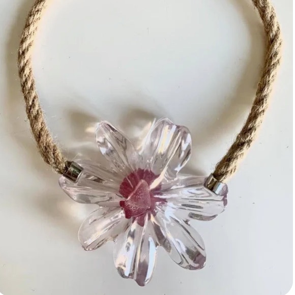 NWOT • ZARA • Beautiful Daisy Flower Statement Rope Necklace • Pink Resin - Picture 5 of 10